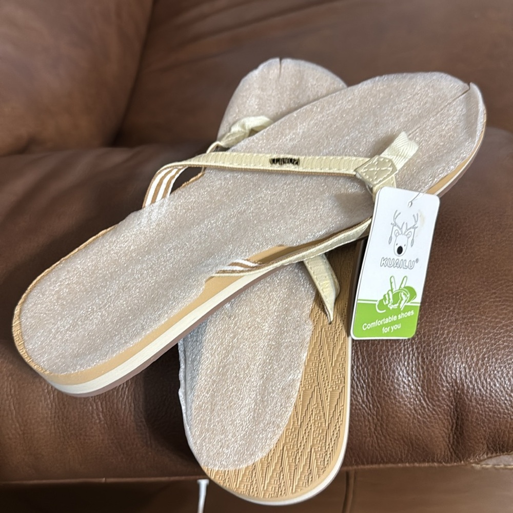 Kuailu Flip Flops NWT